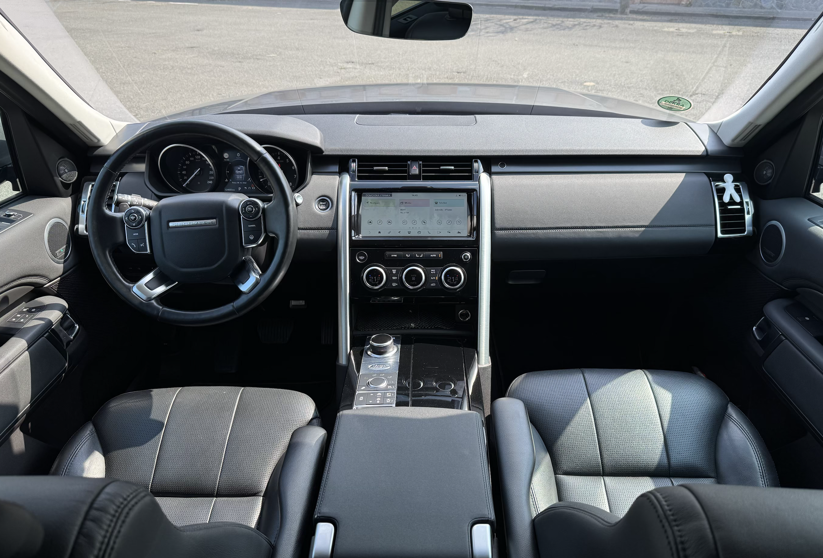 LAND ROVER DISCOVERY 5 3.0 Si6 HSE AWD AUT | české ojeté auto | první majitel | skladem | benzín 340 koní | rodinné SUV | 7 míst | silicon silver metalíza | černá kůže | perfektní výbava | super cena | nákup online | AUTOiBUY.com